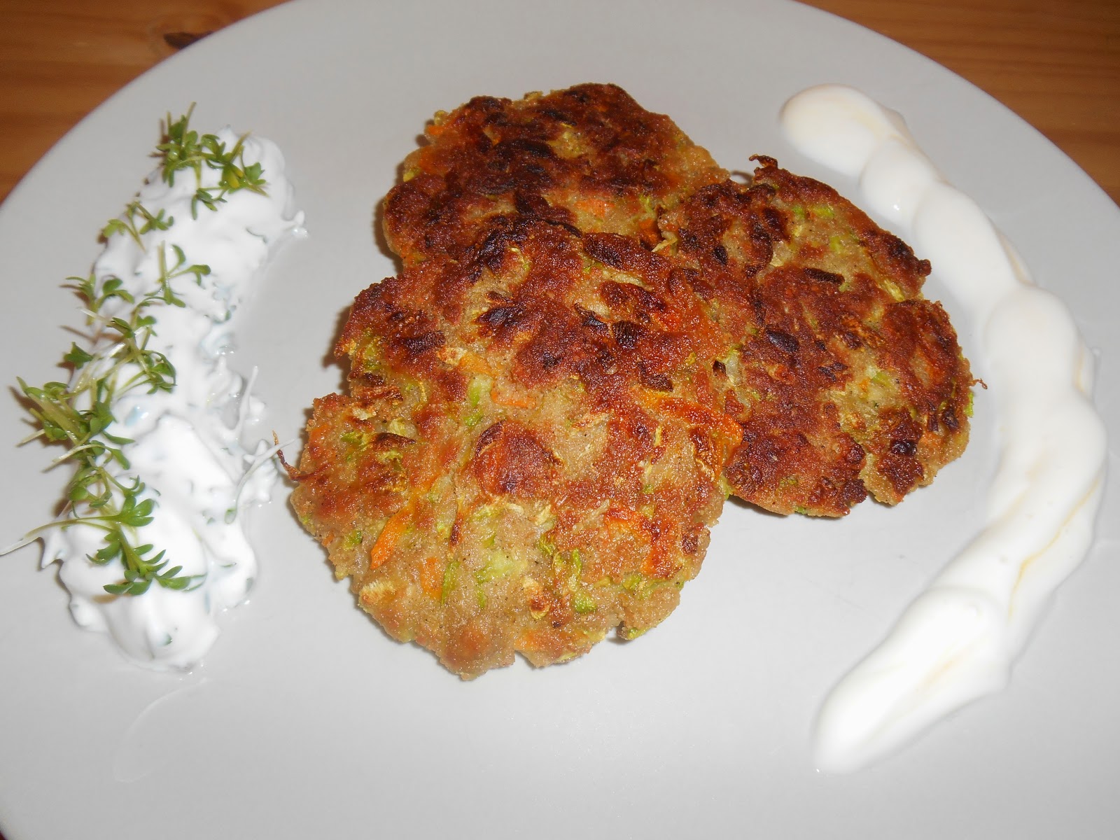 Kochen mit Meli: Tofu-Gemüse-Pflanzerl mit zweierlei Dip