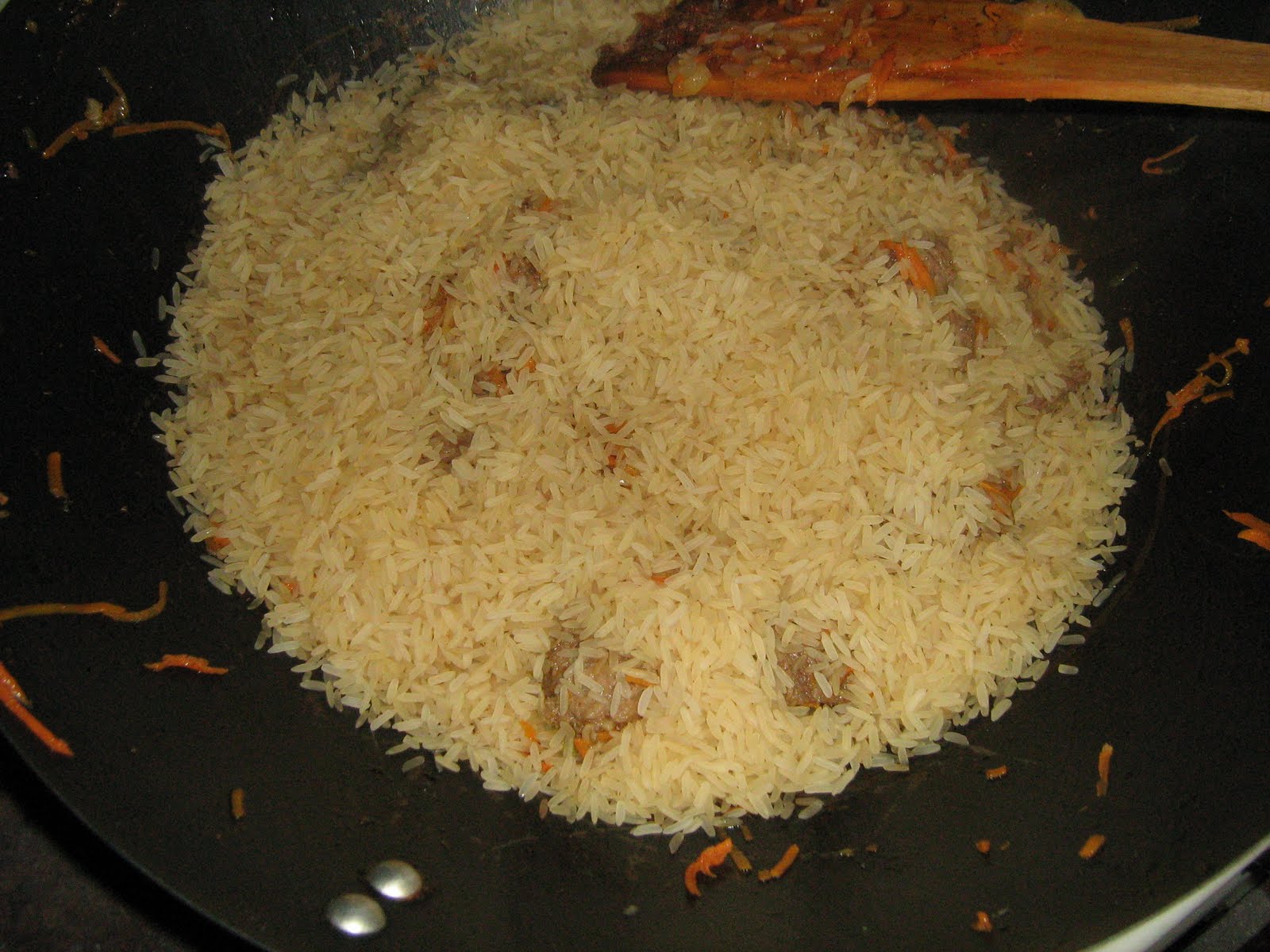 Плов в казане. Плов горячая вода. Плов горячая вода. Плов в казане. Как резать чеснок в плов.