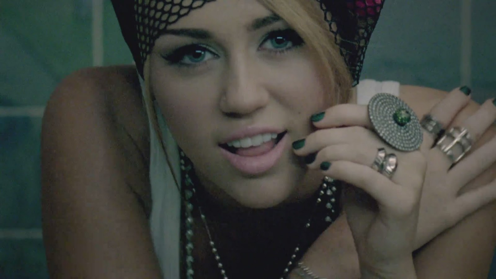 http://2.bp.blogspot.com/-msTFGEpAigg/T98YoH9cJMI/AAAAAAAAAa4/7gNQPahUYQA/s1600/Miley+Cyrus+-+Who+Owns+My+Heart_(1080p)%5Bvideoclipsdownloads%5D.mp4_snapshot_00.32_%5B2012.06.18_08.51.18%5D.jpg