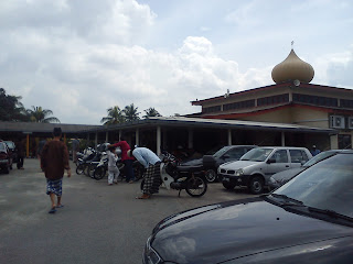 Ucus : Two straight row at Masjid Gelang Patah