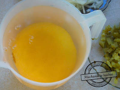 Pomarańcza parzenie oczyszczanie z woskowiny mechanik w kuchni mechanic in kitchen śledź starter sałatka