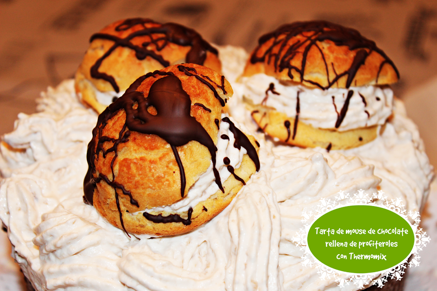 TARTA DE MOUSE DE CHOCOLATE CON PROFITEROLES CON THERMOMIX