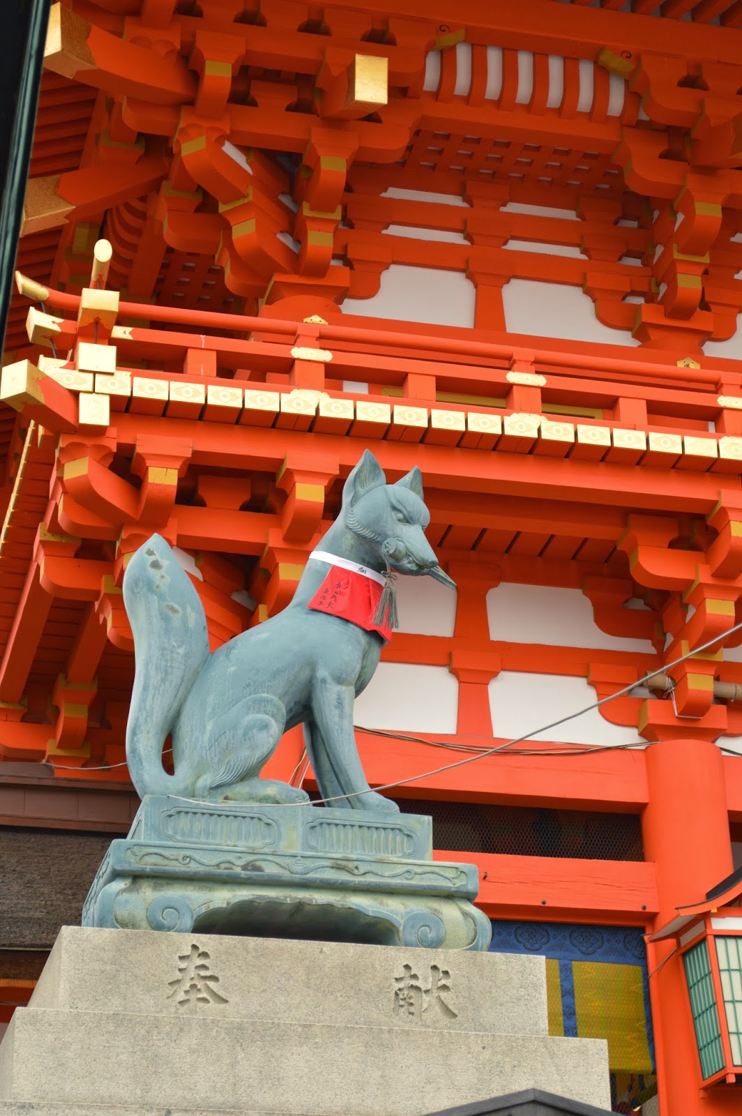 храм фусими-инари статуи лис. кицунэ статуя. инари япония. китсуне статуя. храм инари в японии лисы.