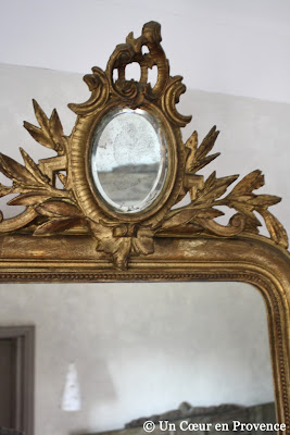 Détail d'un vieux miroir avec médaillon