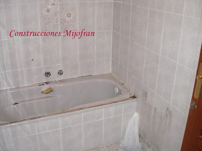 CONSTRUCCIONES MIJOFRAN S.L.: REFORMA DE UN CUARTO DE BAÑO. SUSTITUCIÓN