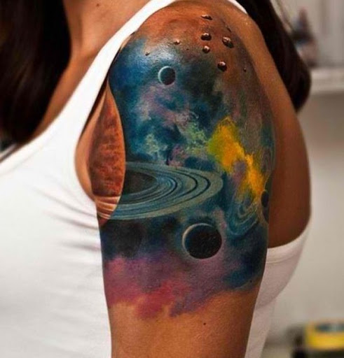 Essa tatuagem mostra metade de Saturno e, claro, é bonita anéis mais alguns de sua lua. Você poderia simplesmente ser um fã de sci-fi ou apenas gostar de Saturno. Ou você também pode tê-lo como um símbolo de dominação, de estabilidade ou de trabalho entre os seus outros significados.