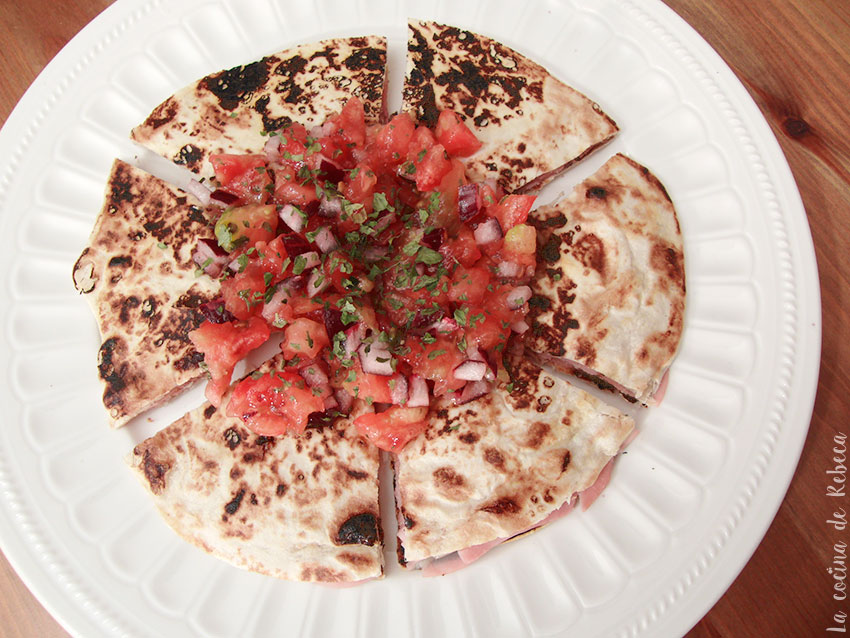 Quesadilla de jamón york y queso con pico de gallo