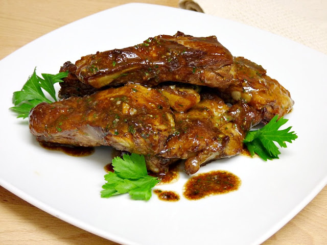 Costillas De Cerdo Con Salsa De Perejil Y Limón