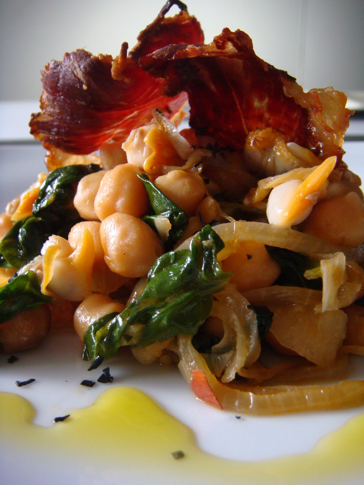 La gastronomía de Lom Garbanzos con espinacas y berberechos con crujiente de jamón