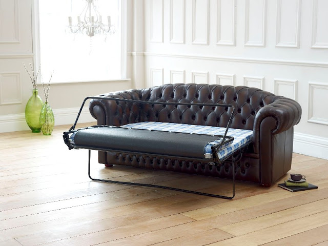 Шкіряний диван-ліжко Честерфілд в напівскладеному вигляді