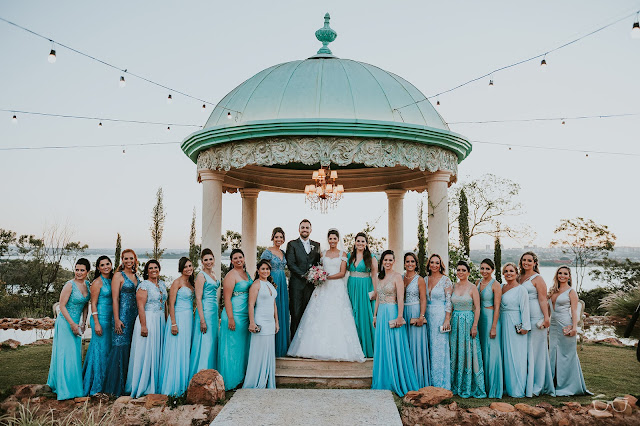 casamento real, casamento a céu aberto, casamento no jardim, casamento no campo, passarela de espelho, flores do campo, cerimônia, decoração de cerimônia, varal de lâmpadas, relicário, buquê da noiva, bouquet, vestido de noiva, vestido de renda, villa giardini, noivos no altar, véu e grinalda, hora dos votos, decoração rústica, casamento rústico, madrinhas de casamento, madrinha de casamento, tiffany, madrinhas de tiffany