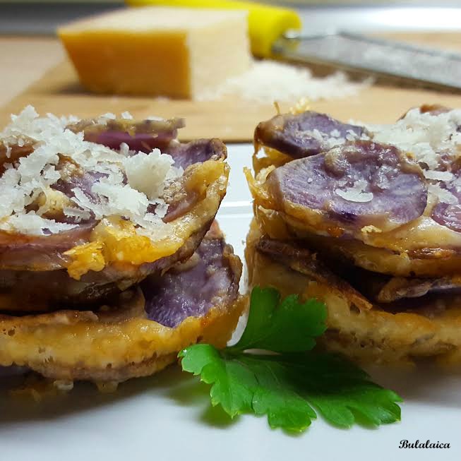 Milhojas de patata violeta y parmesano