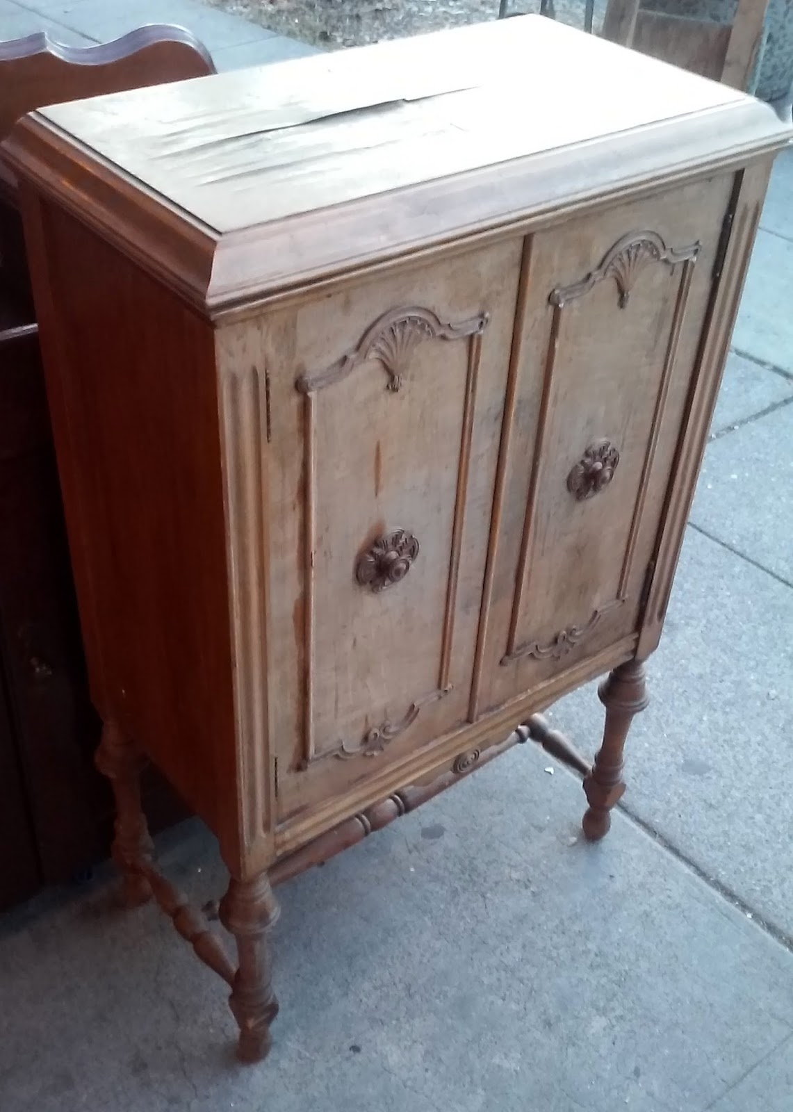 UHURU FURNITURE & COLLECTIBLES SOLD 7912 Sparton Antique Radio