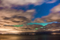 Zorza polarna sfotografowana w noc z 7 na 8 listopada 2017 r. Wprawdzie zachmurzenie szybko zaczyna dominować, ale światło zorzy polarnej pozostaje wyraźnie dostrzegalne nad horyzontem w przerwach pomiędzy chmurami. Rewa, pomorskie. Autor: Marek Stan