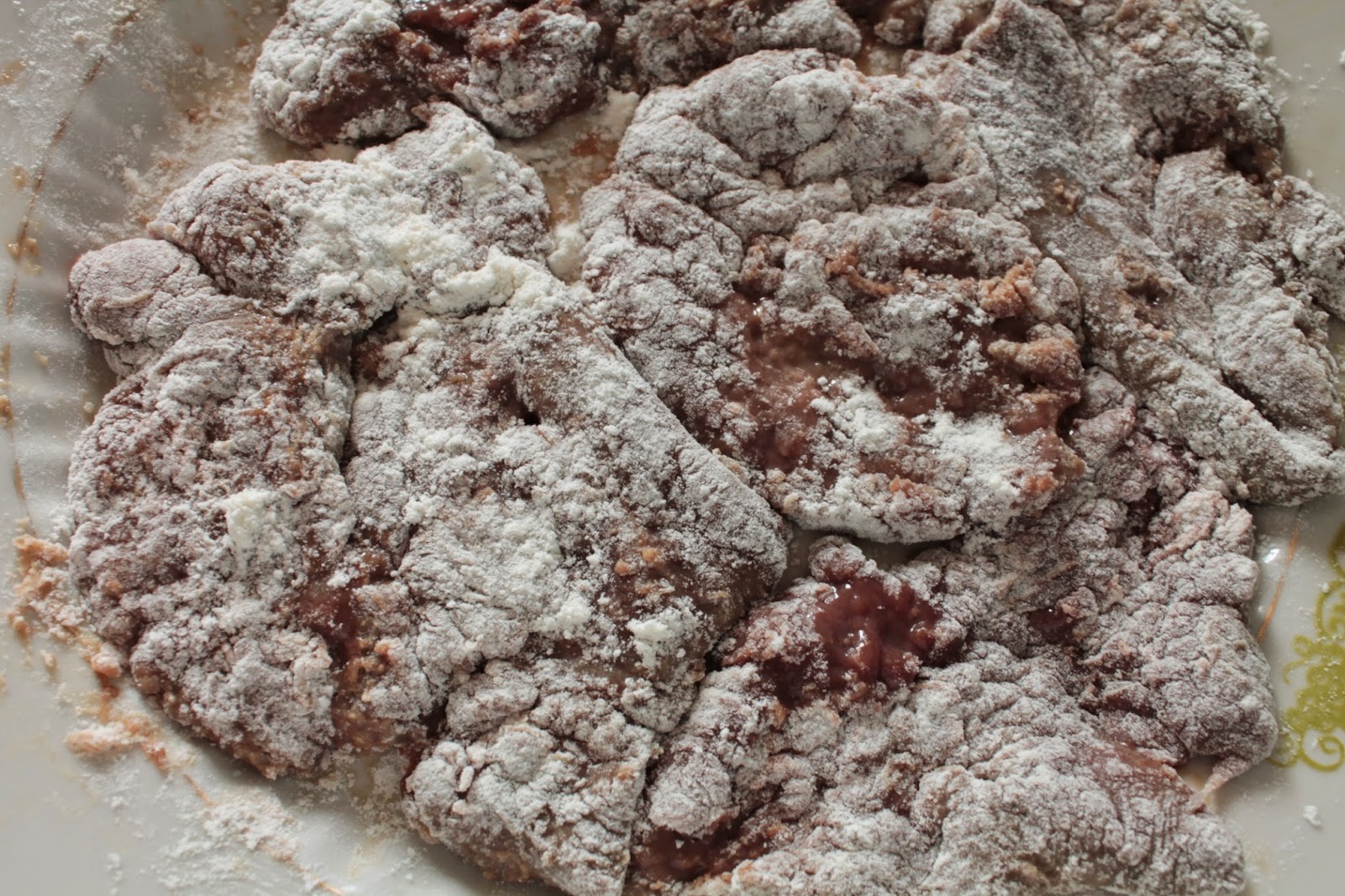 как приготовить печень в муке. печень в муке на сковороде. куриная печень жареная в муке. печенка куриная в муке. жареная печенка.