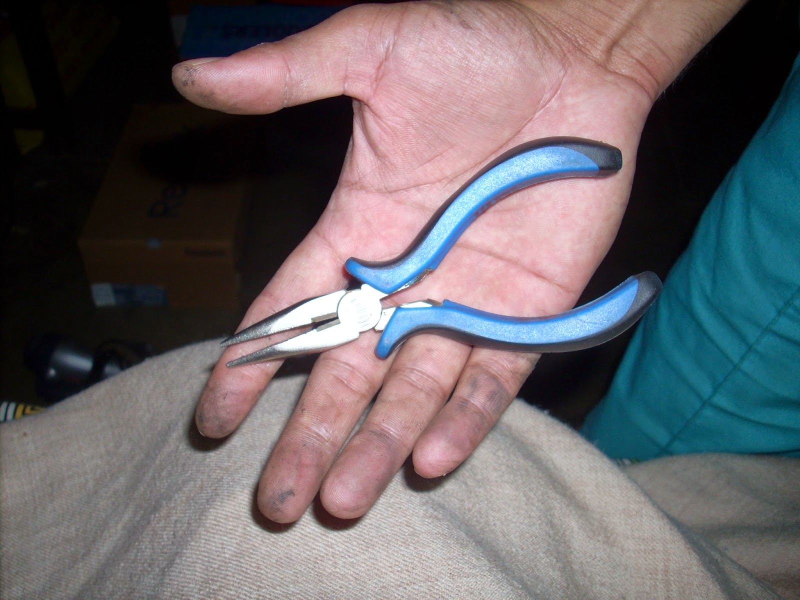 The Psychelist HOWTO Open Chain Quick Link with Nose Pliers