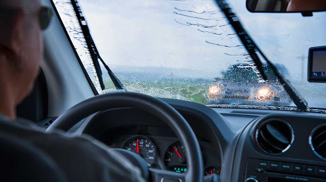comment conduire une voiture sous la pluie Comment conduire sous la pluie