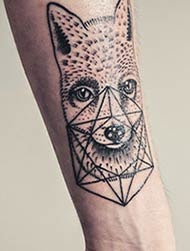 Foto de tatuagens femininas com lobo