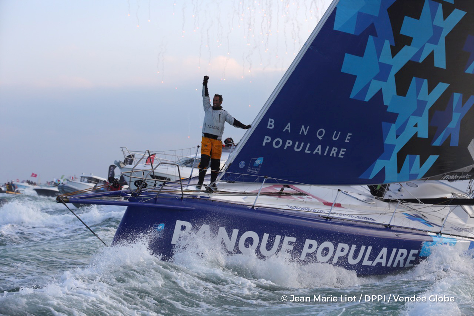 Plongee Dans Les Archives Armel Le Cleac H Remporte Le Vendee Globe En 74 Jours Et 3 Heures Nouveau Record Scanvoile