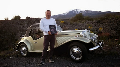 Domenico Rapisarda possui um MP Lafer 1980 em Catania, na Sicília. Ele fez um passeio até o sopé do Vulcão Etna, levando consigo um livro especial.