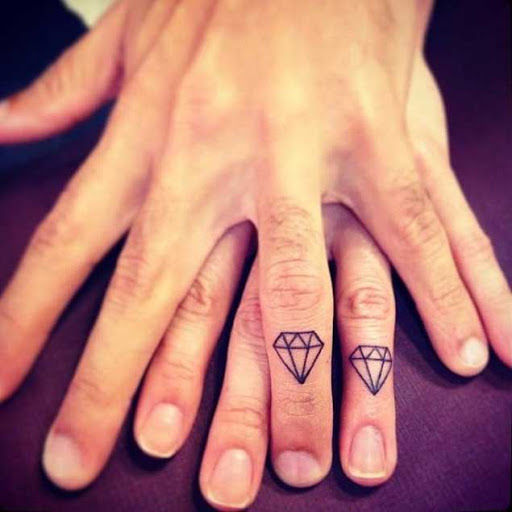 Este par de correspondência de diamante de dedo, tatuagens