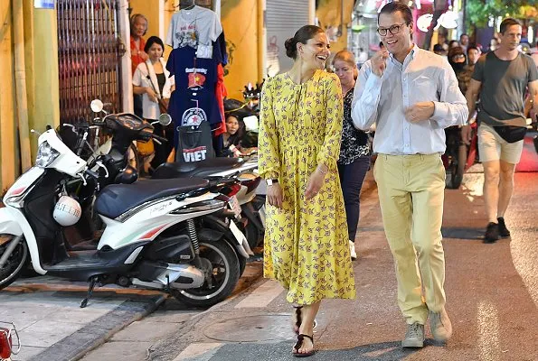 Crown Princess Victoria wore Maxjenny glimmer colour plain top and glimmer colour k-long skirt. Maxjenny!,