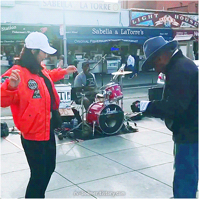 샌프란시스코 길거리에서 춤 추는 조이.gif | 인스티즈