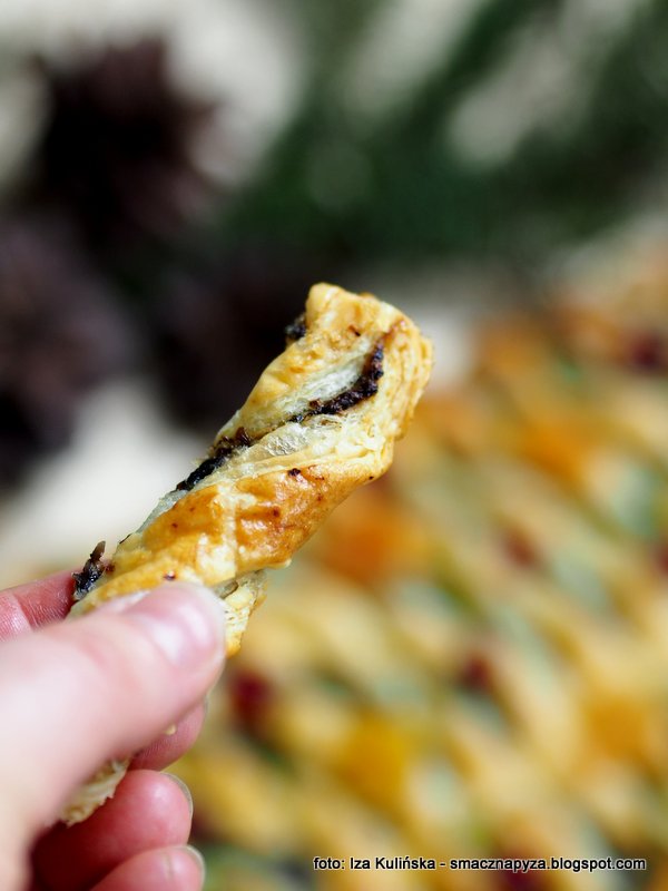 ciasto_francuskie_z_grzybami chrupiaca choinka, paszteciki, jadalna choineczka, przekaska, wigilia, przepisy na swieta, pieczarki, grzyby