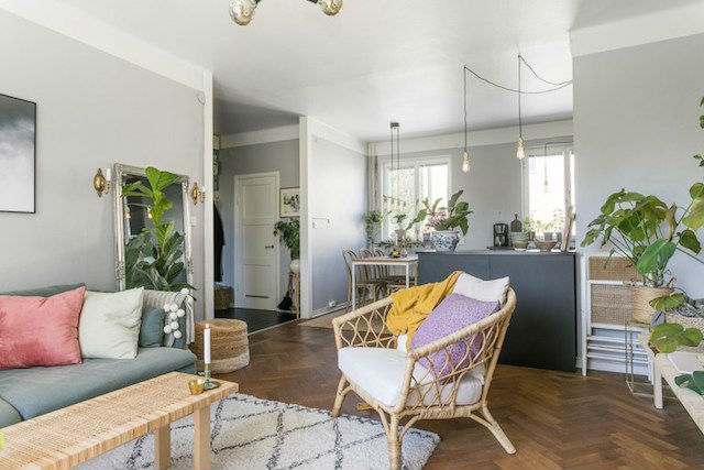 Salón con decoración colorida