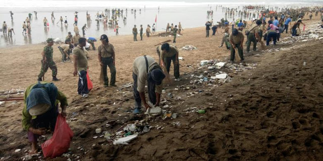Pantang Malu, TNI Punguti Sampah di Pantai Kuta
