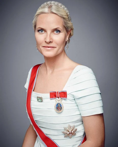 Mette-Marit Tjessem Høiby met Crown Prince Haakon at Quart Festival. The couple married on 25 August 2001 at the Oslo Cathedral