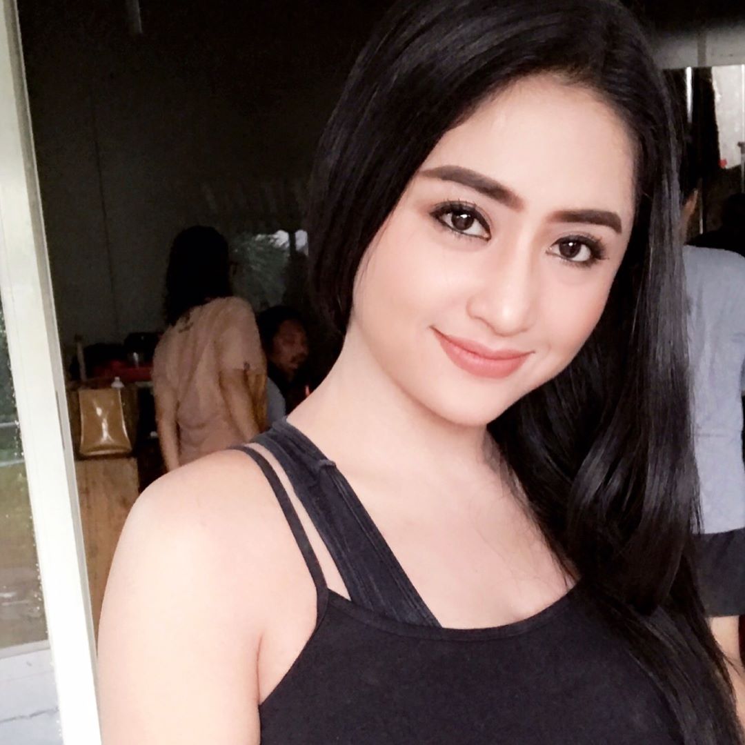 Biodata Dewi Perssik Yang Selalu Buat Sensasi Lengkap Dengan Foto Hot Sex Picture 