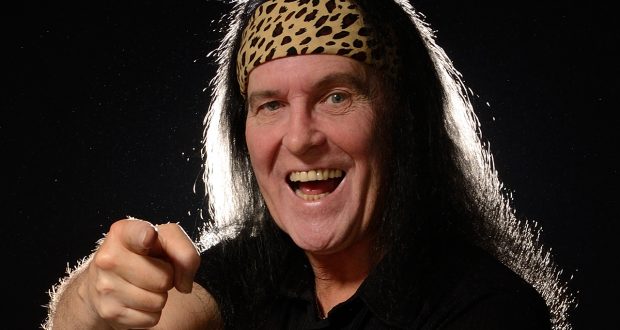 El cantante original de AC/DC, Dave Evans, dice que no tiene 