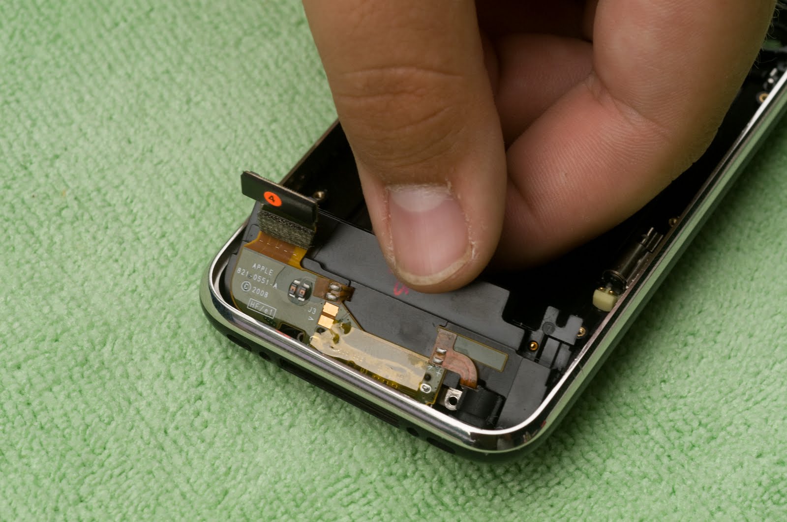 Смартфоны IPhone выходят из строя сразу после окончания гарантии