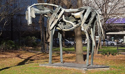 escultura de caballo con troncos