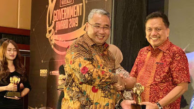 Gubernur Olly Dinobatkan Kepala Daerah Inovatif di Ajang Government Award 2019