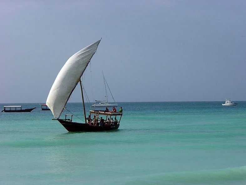 Sebuah dhow besar dengan rig berlayar layar
