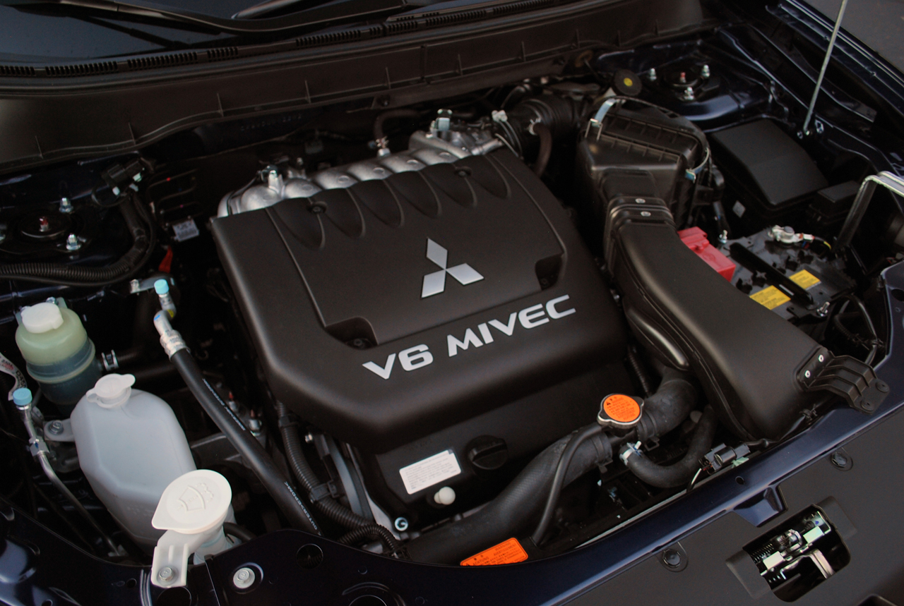 Мицубиси аутлендер двигатель 2. Mitsubishi Outlander gt 3.0 двигатель. Аутлендер 2.4 под капотом. Мицубиси Аутлендер gt2013. Аутлендер 2013 2.4.