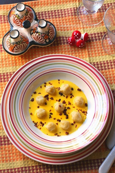 gnocchi patate crema parmigiano zafferano salsicccia gnocchi patate crema parmigiano zafferano salsiccia