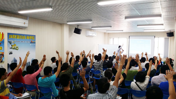 不放桌子只放椅子,教室的人數可以放到60人左右