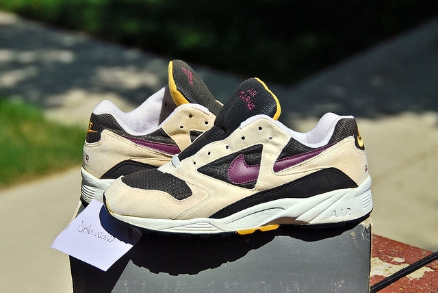 NIKE AIR ICARUS Black/Mulberry/Midas Gold