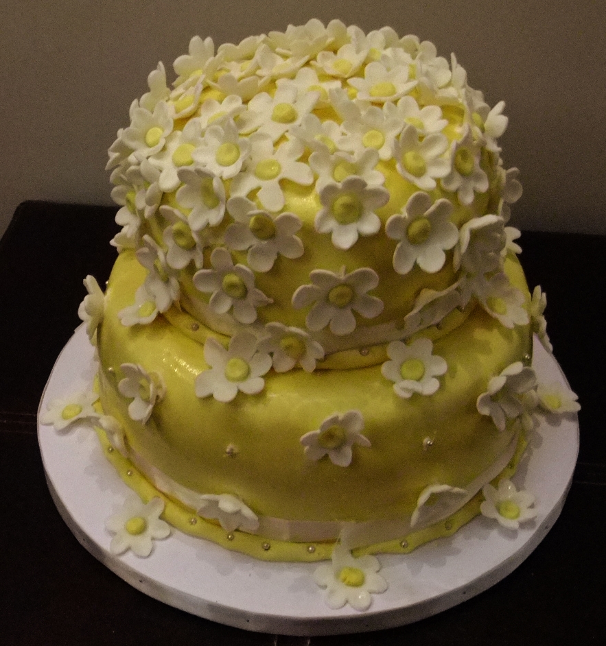 İpek Butik Pasta ,Çikolata ve Kurabiye papatyalı nişan pastası