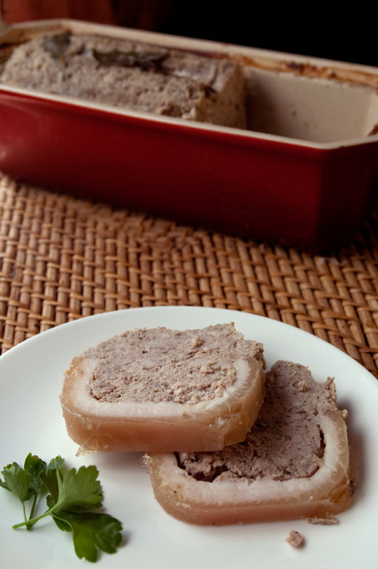 Terrine de pâté de campagne les pieds sous la table