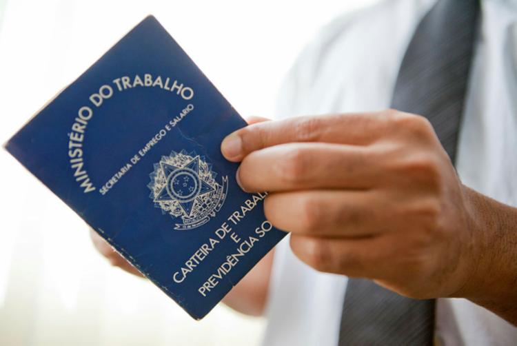 Brasileiros desocupados ficam em 13,4 milhões no trimestre, aponta IBGE