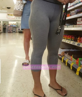 Sexy mujer con mallones marcando cameltoe Sexy mujer mallones marcando cameltoe