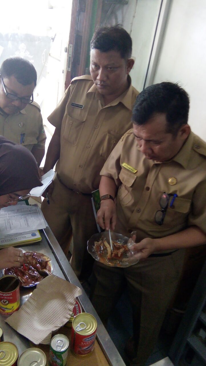 Sekretariat Dinas Kesehatan Labura Tigor Pasaribu sedang mengecek makarel dan sarden di pusat pasar perbelanjaan di Aek Kanopan. Sekretariat Dinas Kesehatan Labura Tigor Pasaribu sedang mengecek makarel dan sarden di pusat pasar perbelanjaan di Aek Kanopan.
