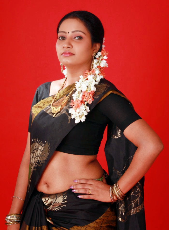 Sexy Kerala Mallu Aunty Naisa With Black Saree Wear With Skin Tight 