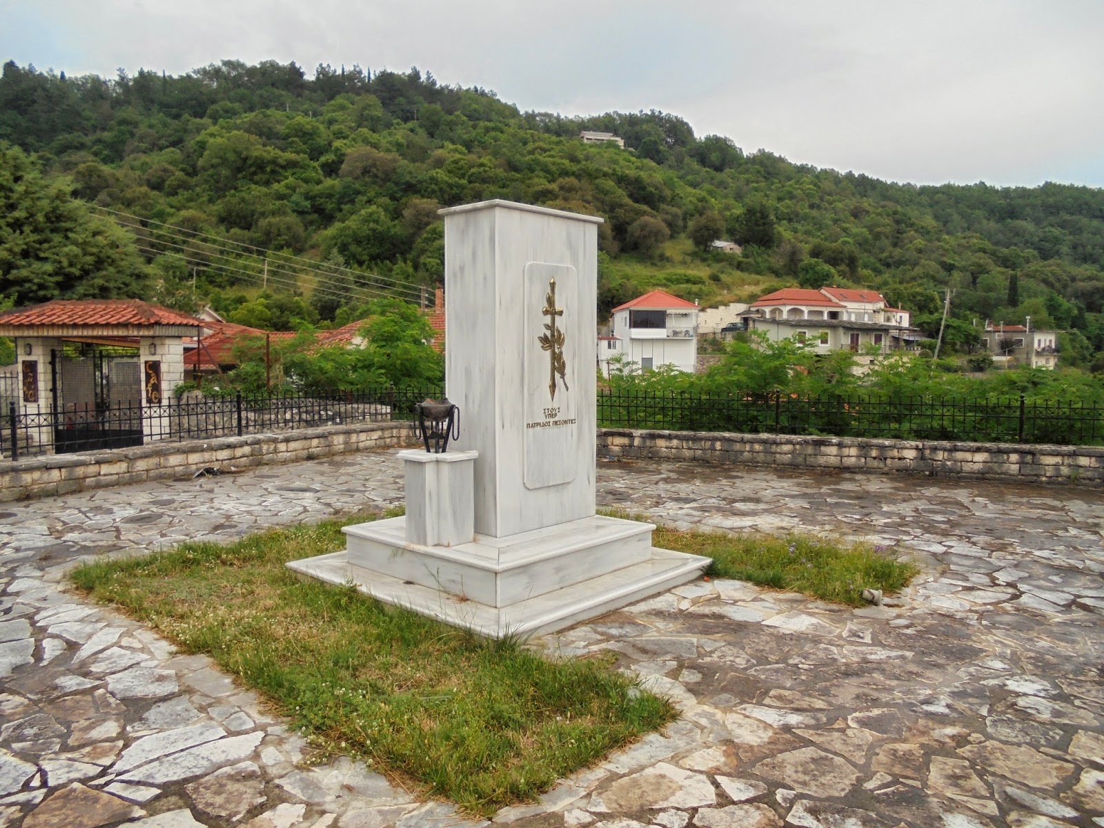 το μνημείο πεσόντων στη Ζίτσα Ιωαννίνων