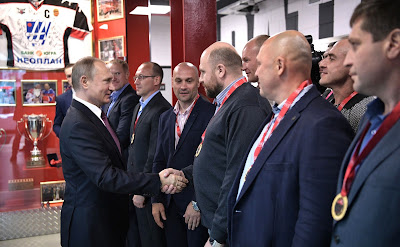During his visit to the Datsyuk Arena sports complex, Vladimir Putin meets with the players of the team Neoplan, winners of the 2014 Night Hockey League tournament.