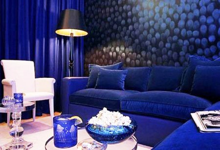 Kombinasi Warna Biru Royal Blue-White untuk Ruang Tamu